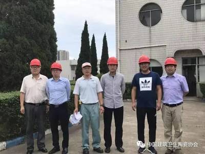 走進(jìn)TOTO 中國(guó)建筑衛(wèi)生陶瓷協(xié)會(huì)領(lǐng)導(dǎo)參觀南京浴缸工廠，共話行業(yè)技術(shù)發(fā)展